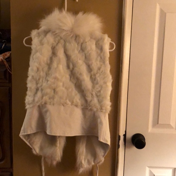 Faux leather/fur trim vest. True to size - Picture 2 of 3